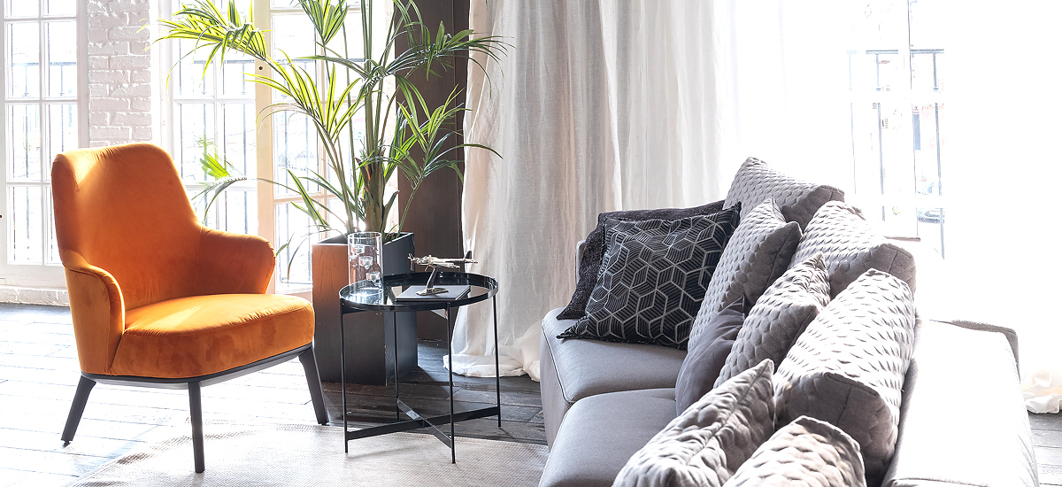 Интерьер гостиной в современном стиле с креслами – Фото идеи диван + кресло
